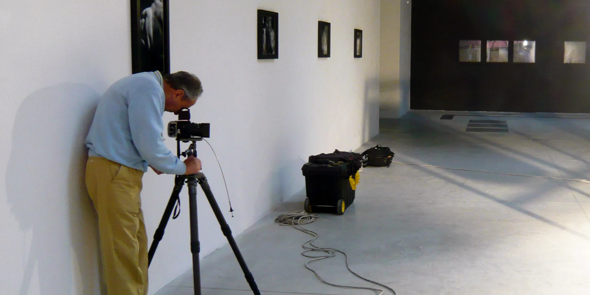 Aurelio Amendola durante l'allestimento della mostra