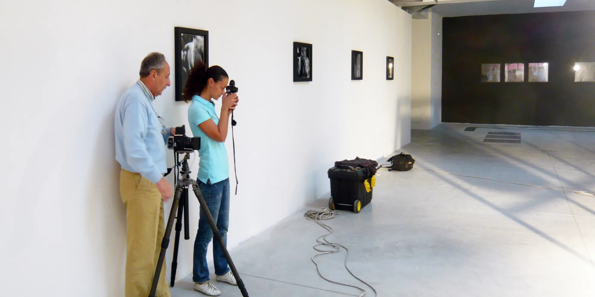 Aurelio Amendola con la figlia Francesca durante l'allestimento della mostra