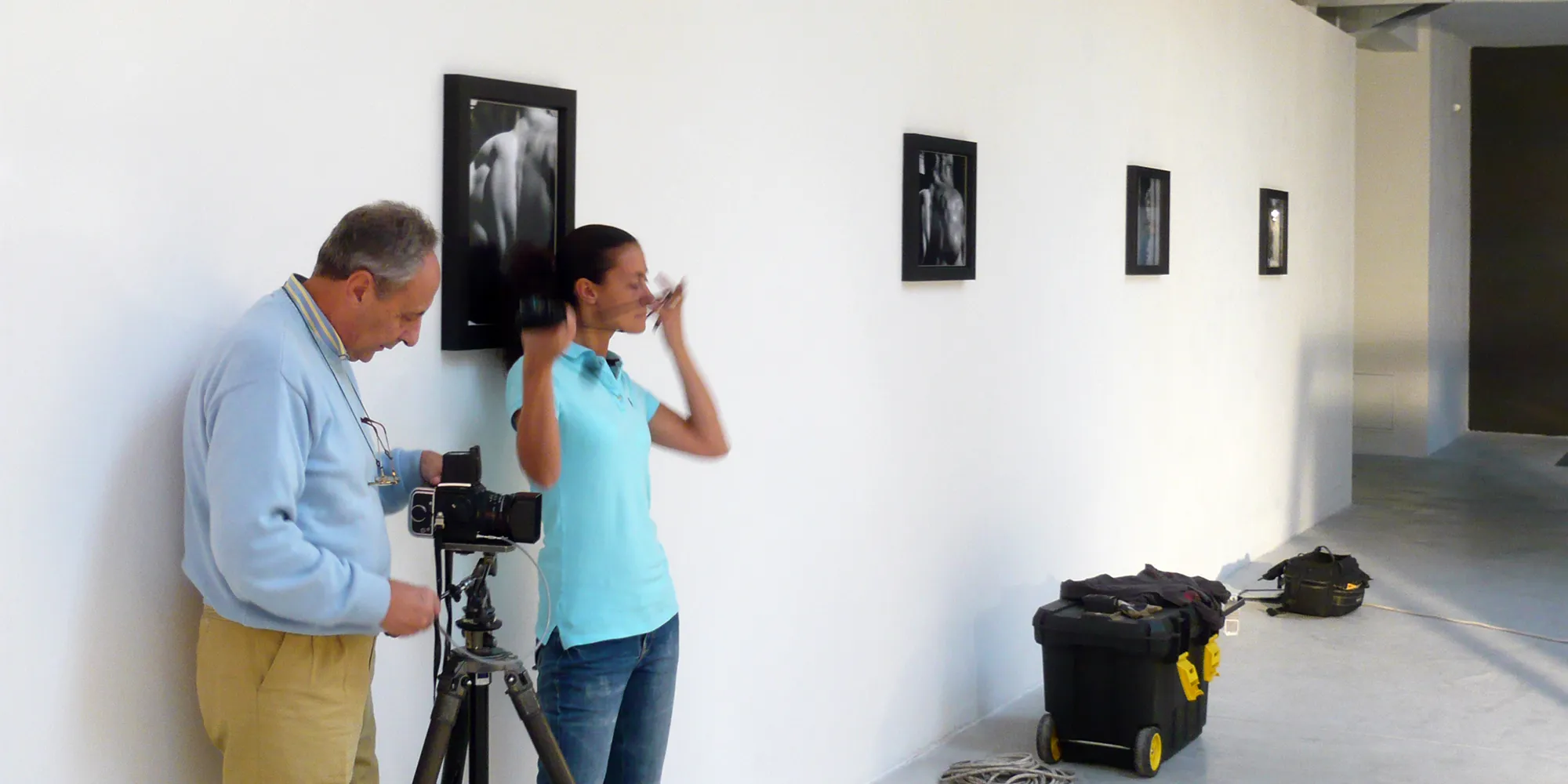 Aurelio Amendola con la figlia Francesca durante l'allestimento della mostra