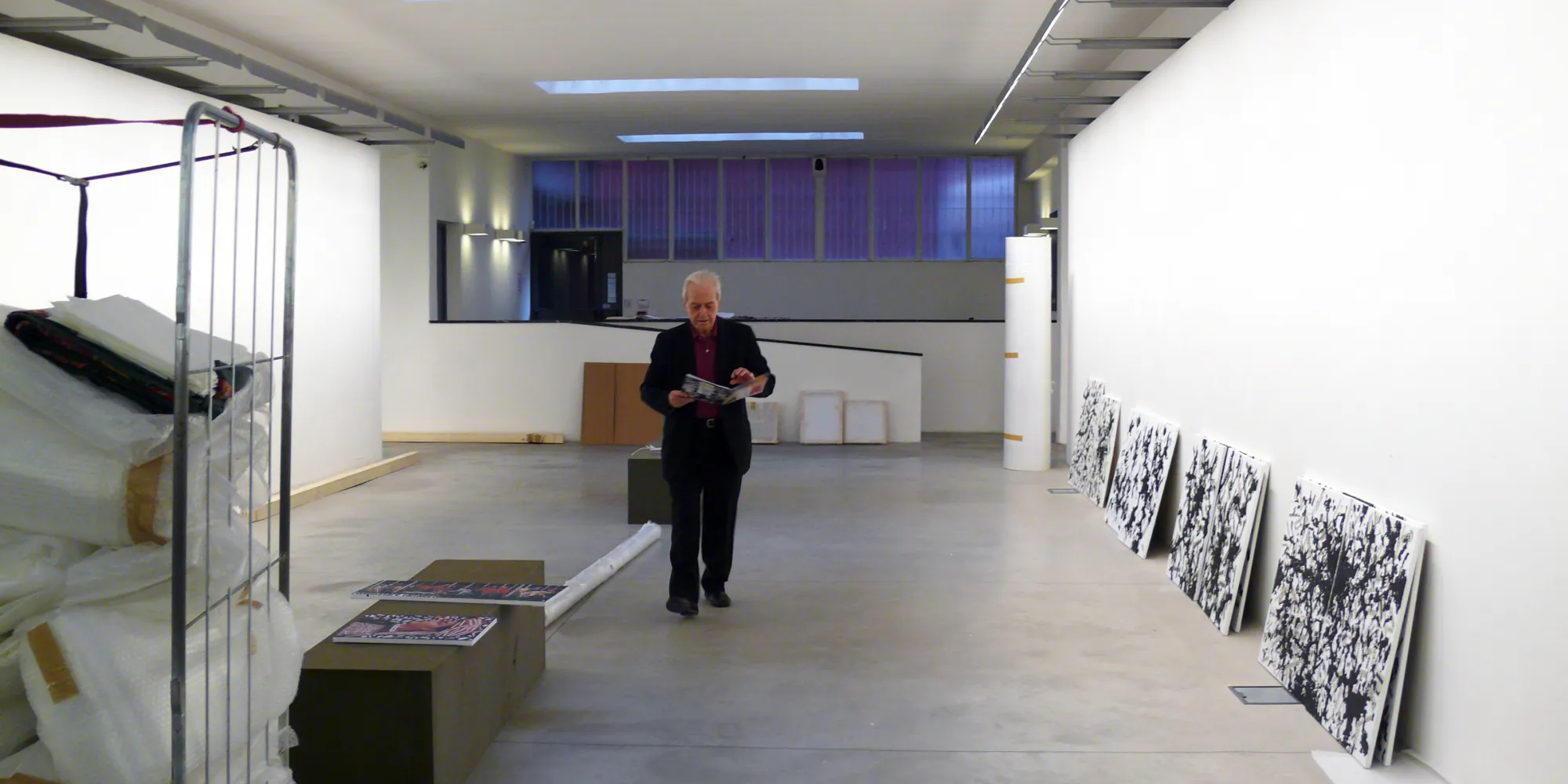 Nanni Balestrini during the installation