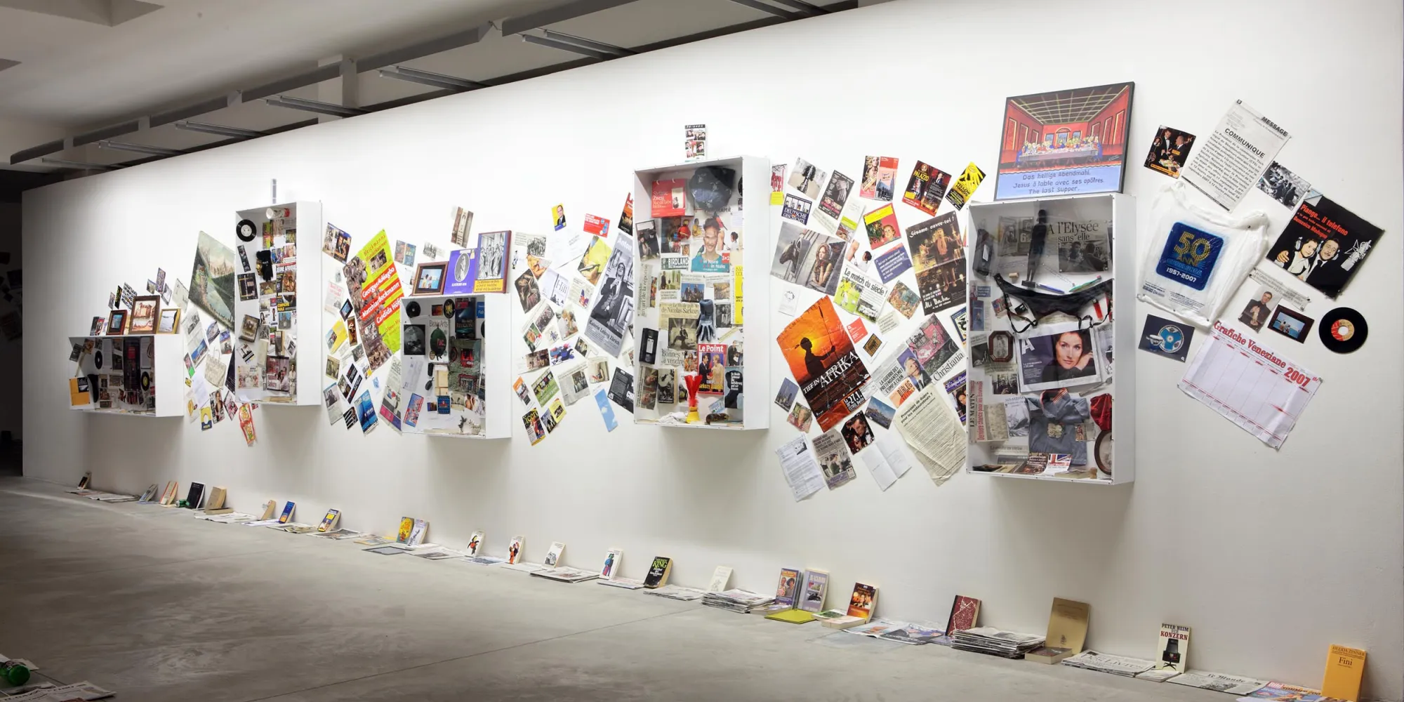 Georges Adéagbo. "La rencontre"..! Venise – Florence..!, Frittelli arte contemporanea, installation view