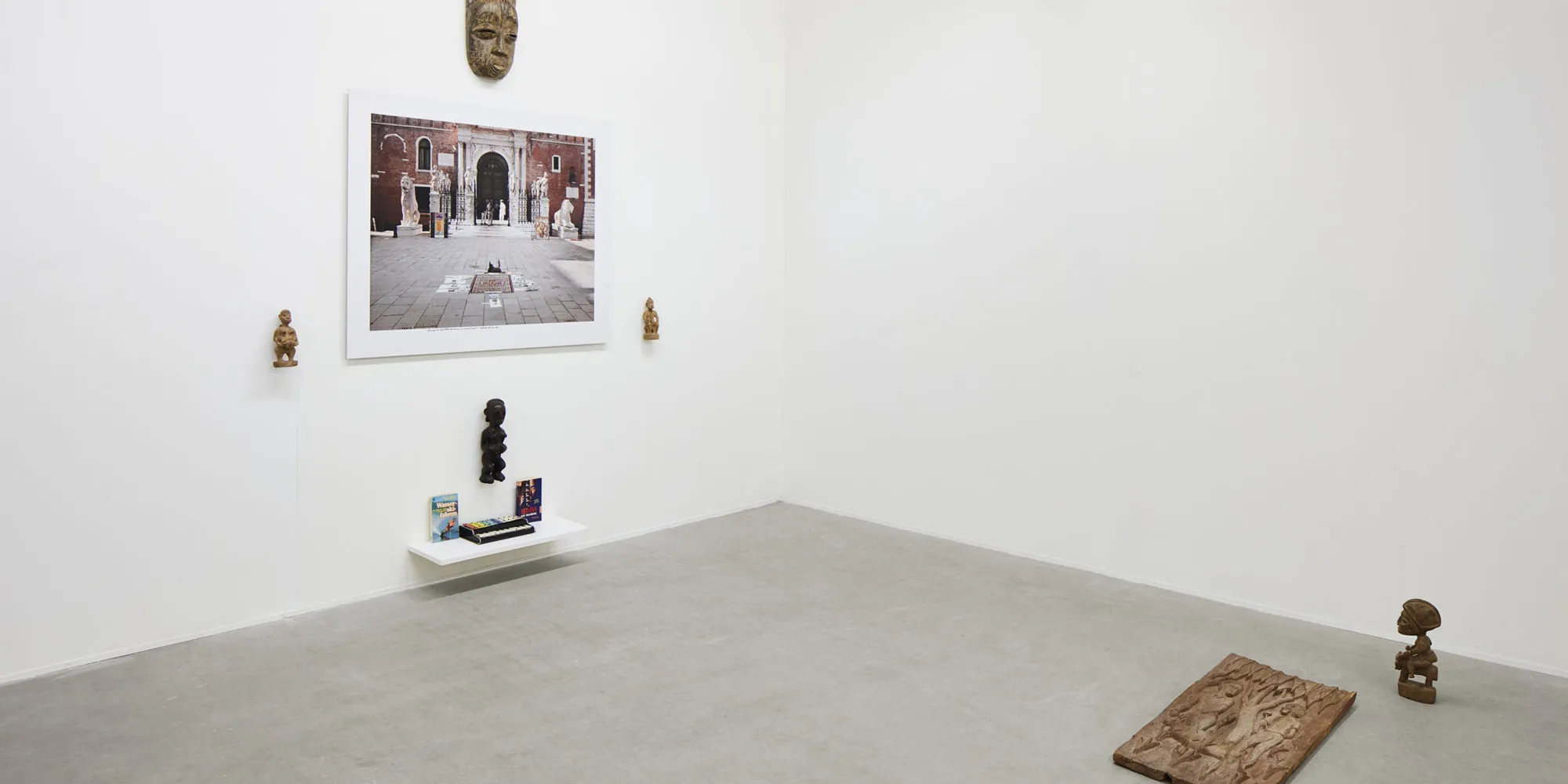 Georges Adéagbo. Constellations, installation view. Photo: Agostino Osio, Alto//Piano Studio, Milano