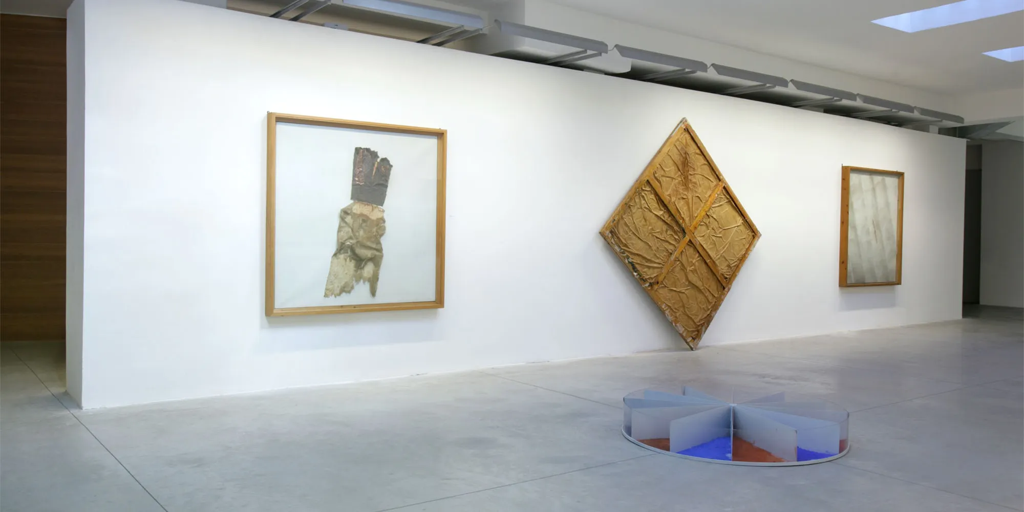 Vasco Bendini. Opere 1950 – 2006, installation view. Photo: Agostino Osio, Alto//Piano Studio, Milano