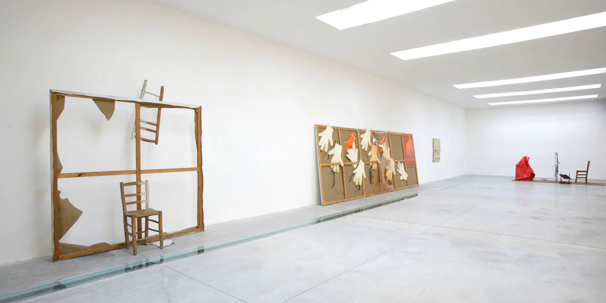 Vasco Bendini. Opere 1950 – 2006, installation view. Photo: Agostino Osio, Alto//Piano Studio, Milano